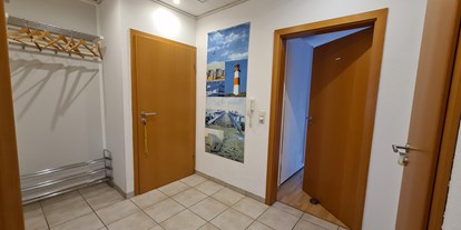 Monteurwohnung - TV - Ibbenbüren - Flur mit Zugang Treppeneingang, Bad, Küche, Zimmer 1 und Schlafwohnbereich - Ruhige Wohnung mit großem Balkon