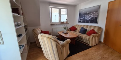Monteurwohnung - Kaffeemaschine - Ibbenbüren - Wohnbereich mit Zugang zum Balkon - Ruhige Wohnung mit großem Balkon