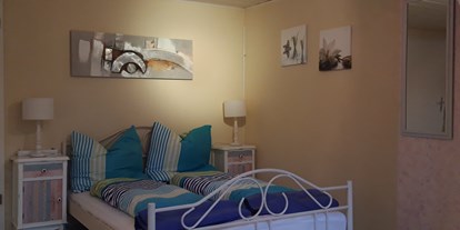 Monteurwohnung - Kühlschrank - Worms - Doppelbett auch als Einzelbett möglich. - Zimmer und Ferienwohnungen Spiess