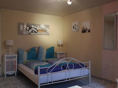 Monteurwohnung - Doppelbett auch als Einzelbett möglich. - Zimmer und Ferienwohnungen Spiess