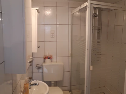 Monteurwohnung - WLAN - Freimersheim (Landkreis Alzey-Worms) - Toilette mit Dusche - Zimmer und Ferienwohnungen Spiess
