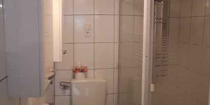 Monteurwohnung - Rheinhessen - Toilette mit Dusche - Zimmer und Ferienwohnungen Spiess