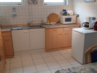 Monteurwohnung - Kühlschrank - Rheinland-Pfalz - Küche in Ferienwohnung - Zimmer und Ferienwohnungen Spiess