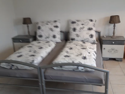 Monteurwohnung - Zimmertyp: Mehrbettzimmer - PLZ 67292 (Deutschland) - zwei Einzelbetten kann man auch auseinander stellen für Monteure. - Zimmer und Ferienwohnungen Spiess