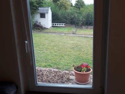 Monteurwohnung - TV - PLZ 55296 (Deutschland) - Blick in den sehr ruig gelegenen Garten mit Sitzgelegenheit nicht im Bild. - Zimmer und Ferienwohnungen Spiess