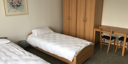 Monteurwohnung - Kühlschrank - Giesen - Einzelbetten der Monteurunterkunft in Hannover - Pension Dreilinden