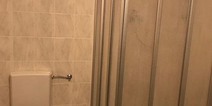 Monteurwohnung - Kühlschrank - Giesen - Bad mit Dusche und WC - Pension Dreilinden