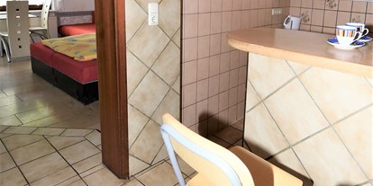 Monteurwohnung - Badezimmer: eigenes Bad - Hausen bei Würzburg - Sut App -Wohn-Obj - 5-6 + 7-8 Bett-Monteur-Wohnungen, Mehrbettzimmer