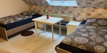Monteurwohnung - PLZ 31319 (Deutschland) - Zimmer 1 / Zweibettzimmer mit 2 Einzelbetten, Essplatz und TV. - Monteurzimmer Ferienwohnung Mehrum 