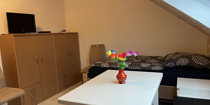 Monteurwohnung - Balkon - PLZ 30629 (Deutschland) - Zimmer 1 / Zweibettzimmer mit 2 Einzelbetten, Essplatz und TV. - Monteurzimmer Ferienwohnung Mehrum 