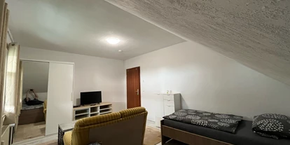 Monteurwohnung - Kühlschrank - PLZ 30629 (Deutschland) - Zimmer 2 / Zweibettzimmer mit 2 Einzelbetten, Couch, Couchtisch und TV. - Monteurzimmer Ferienwohnung Mehrum 