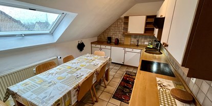 Monteurwohnung - Kühlschrank - Ilsede - Küche mit großem Essplatz und allen Utensilien zum Kochen.   - Monteurzimmer Ferienwohnung Mehrum 