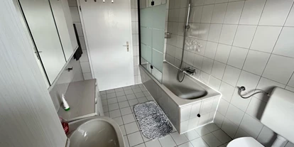 Monteurwohnung - Waschmaschine - PLZ 30629 (Deutschland) - Badezimmer mit Badewanne/Dusche und Toilette - Monteurzimmer Ferienwohnung Mehrum 