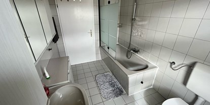 Monteurwohnung - PLZ 30629 (Deutschland) - Badezimmer mit Badewanne/Dusche und Toilette - Monteurzimmer Ferienwohnung Mehrum 