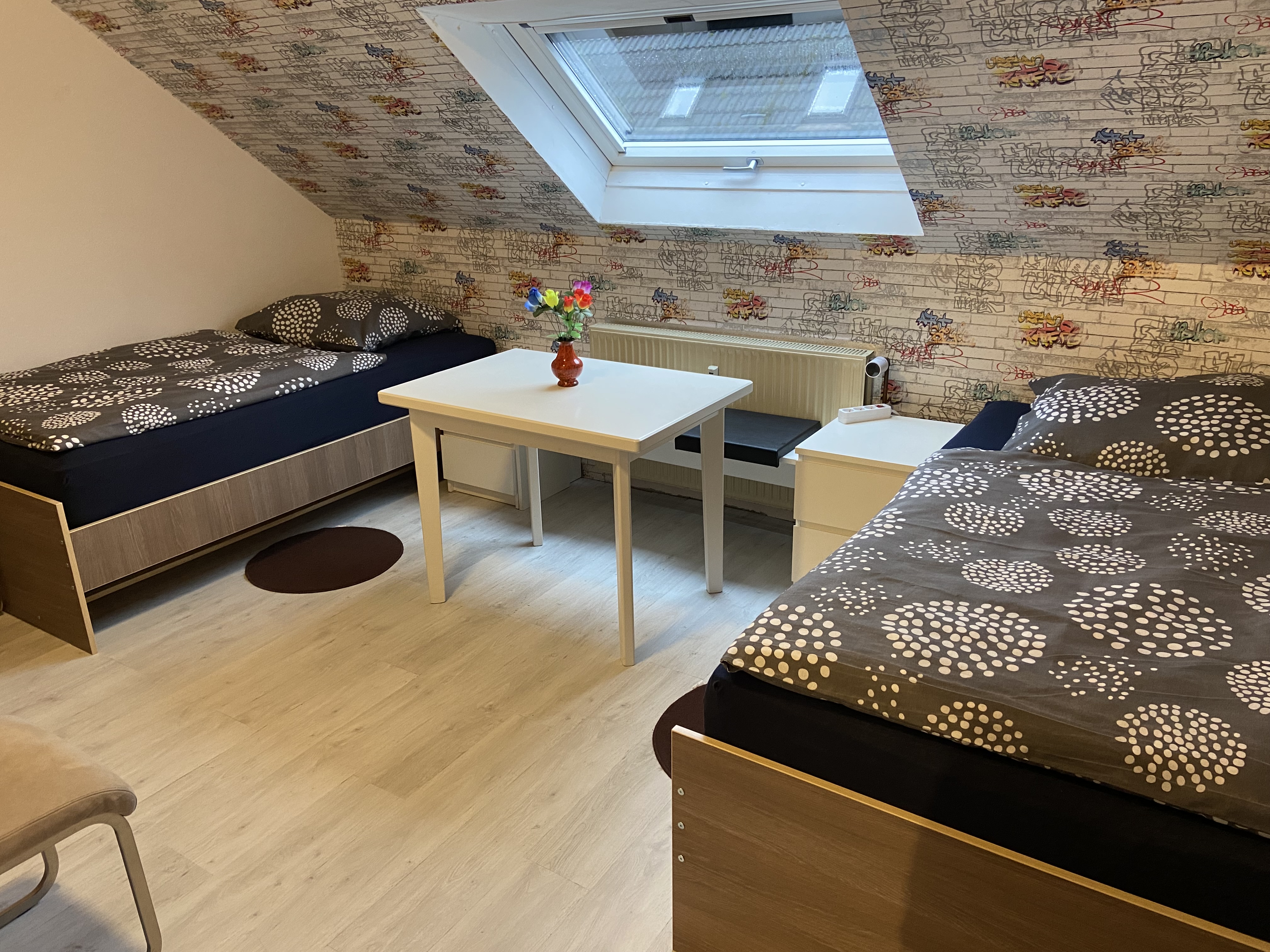 Monteurzimmer - Zimmer 1 / Zweibettzimmer mit 2 Einzelbetten, Essplatz und TV. - Monteurzimmer Hohenhameln Mehrum 