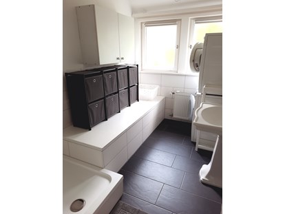 Monteurwohnung - Waschmaschine - PLZ 72296 (Deutschland) - Bad mit Waschmaschine und Trockner - Business Apartment Aida, 6 Personen, Einzelbetten