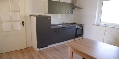 Monteurwohnung - Kühlschrank - PLZ 95197 (Deutschland) - Voll ausgestattete Küche - HoSl Gemütliches Monteurzimmer in Hof – Ideal für Ihren Arbeitsaufenthalt!