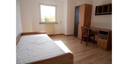 Monteurwohnung - Kühlschrank - Regnitzlosau - das Zimmer - HoSl Gemütliches Monteurzimmer in Hof – Ideal für Ihren Arbeitsaufenthalt!