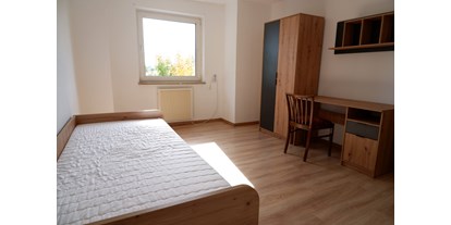 Monteurwohnung - Bettwäsche: Bettwäsche inklusive - PLZ 95197 (Deutschland) - das Zimmer - HoSl Gemütliches Monteurzimmer in Hof – Ideal für Ihren Arbeitsaufenthalt!