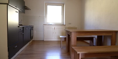 Monteurwohnung - Zimmertyp: Doppelzimmer - Regnitzlosau - Küchen mit Tisch und Bänke - HoSl Gemütliches Monteurzimmer in Hof – Ideal für Ihren Arbeitsaufenthalt!