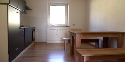 Monteurwohnung - Badezimmer: Gemeinschaftsbad - Pottiga - Küchen mit Tisch und Bänke - HoSl Gemütliches Monteurzimmer in Hof – Ideal für Ihren Arbeitsaufenthalt!