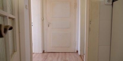 Monteurwohnung - Kühlschrank - PLZ 95197 (Deutschland) - Flur - HoSl Gemütliches Monteurzimmer in Hof – Ideal für Ihren Arbeitsaufenthalt!