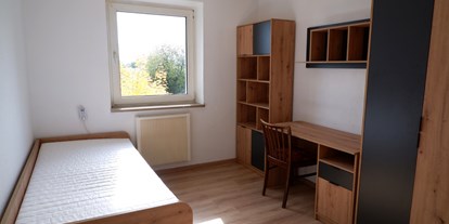 Monteurwohnung - Münchberg - Ausstattung Zimmer - HoSl Gemütliches Monteurzimmer in Hof – Ideal für Ihren Arbeitsaufenthalt!