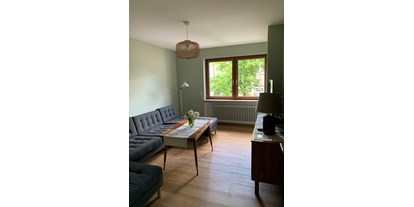 Monteurwohnung - Zimmertyp: Doppelzimmer - Bärenbach (Rhein-Hunsrück-Kreis) - Wohnzimmer - Ferienhaus am Goldgräberbrunnen / 2-7 Personen