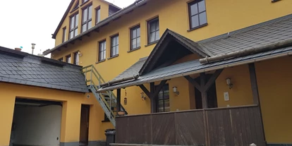 Monteurwohnung - Balkon - Pottiga - Außenansicht mit Garage und Hofstellplatz - Ferienwohnung Rennsteigoase Rosenthal