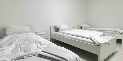 Monteurwohnung - Badezimmer: eigenes Bad - Wernberg-Köblitz - Schlafzimmer - (SWF111) Komfortable Monteurwohnung / Übergangswohnung 