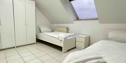 Monteurwohnung - Kühlschrank - Rieden (Amberg-Sulzbach) - Schlafzimmer - (SWF112) Gemütliche Monteurwohnung / Übergangswohnung 