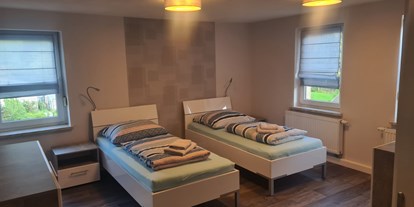 Monteurwohnung - Badezimmer: eigenes Bad - Sachsen - Südzimmer Zweibettzimmer - Ferien­wohnung "Betty" am Biberdamm
