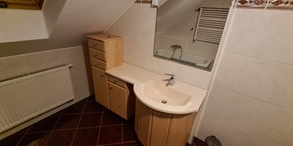 Monteurwohnung - Zimmertyp: Doppelzimmer - Döbeln - Bad Waschtisch - Ferien­wohnung "Betty" am Biberdamm