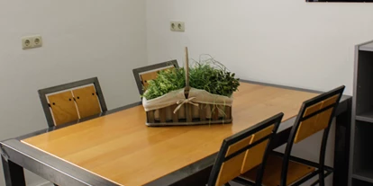 Monteurwohnung - Küche: eigene Küche - Untermeitingen - Esstisch im Monteurzimmer Fischach  - Zu Gast bei Gastel‘s