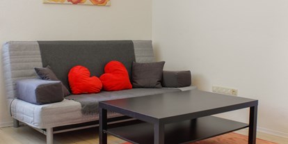 Monteurwohnung - Zimmertyp: Doppelzimmer - Oberottmarshausen - Wohnzimmer Schlafcouch - Zu Gast bei Gastel‘s