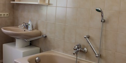 Monteurwohnung - Bettwäsche: Bettwäsche gegen Gebühr - Ustersbach - Bad Badewanne - Zu Gast bei Gastel‘s
