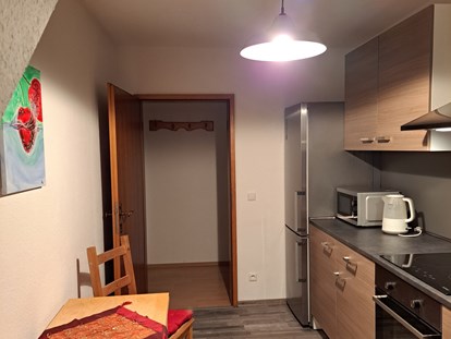 Monteurwohnung - Dünfus - Vollständig eingerichtete Küche mit Backofen Mikrowelle etc  - Haus Andries
