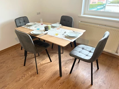 Monteurwohnung - Zimmertyp: Mehrbettzimmer - Pönegg - Tisch mit Sessel - Wochenzimmer - Premium Apartments für Monteure und Projektteams