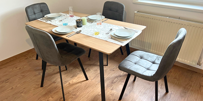 Monteurwohnung - TV - Leoben (Leoben) - Tisch mit Sessel - Wochenzimmer - Premium Apartments für Monteure und Projektteams