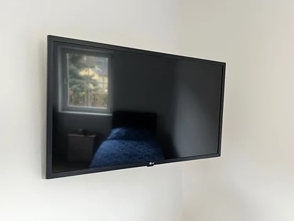 Monteurwohnung - TV - Pötschen (Kapfenberg) - Flat Screen mit Smart TV - Wochenzimmer - Premium Apartments für Monteure und Projektteams
