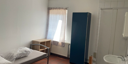 Monteurwohnung - Kühlschrank - Löningen - Zimmer mit eigener Dusche und Waschbecken  - Monteurunterkunft Lindern 