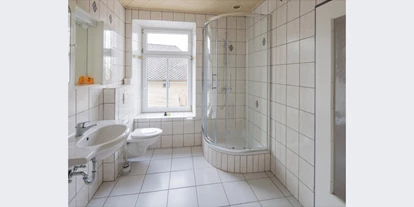 Monteurwohnung - Badezimmer: eigenes Bad - Pönegg - Worker's Apartments St. Dionysen bei Bruck/Mur