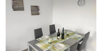 Monteurwohnung - WLAN - PLZ 89349 (Deutschland) - Esstisch im Wohn- und Esszimmer - Ferienwohung Hanna, 3 Zimmer, Küche, Bad
