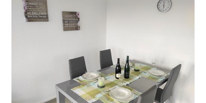 Monteurwohnung - Kühlschrank - Rettenbach (Landkreis Günzburg) - Esstisch im Wohn- und Esszimmer - Ferienwohung Hanna, 3 Zimmer, Küche, Bad
