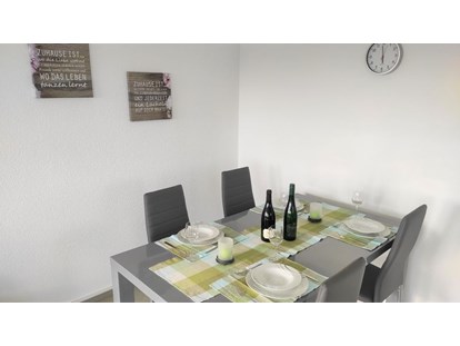 Monteurwohnung - Küche: eigene Küche - Röfingen Günzburg - Esstisch im Wohn- und Esszimmer - Ferienwohung Hanna, 3 Zimmer, Küche, Bad