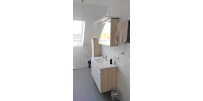 Monteurwohnung - Badezimmer: eigenes Bad - Burtenbach - Badezimmer - Ferienwohung Hanna, 3 Zimmer, Küche, Bad