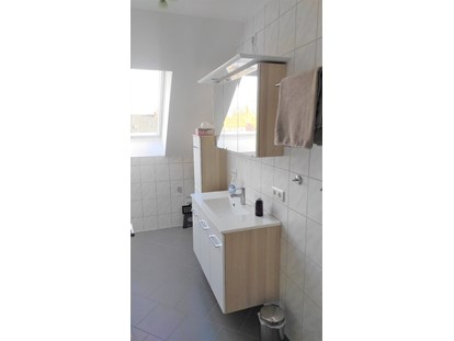 Monteurwohnung - Küche: eigene Küche - PLZ 89297 (Deutschland) - Badezimmer - Ferienwohung Hanna, 3 Zimmer, Küche, Bad