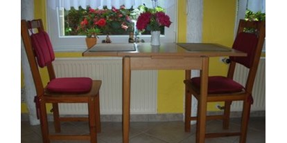 Monteurwohnung - Kühlschrank - Neubrandenburg - Eßbereich, Tisch mit 2 Stühlen - Gästehaus Pirrwitz