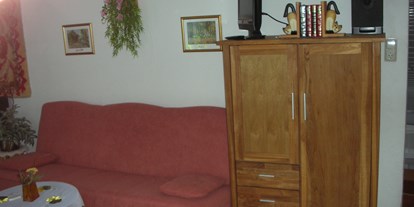 Monteurwohnung - Seenplatte - Kleiderschrank, Fernseher und Sofaecke (Sofa ausziehbar, als 3. Schlafmöglichkeit. - Gästehaus Pirrwitz