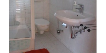 Monteurwohnung - Einzelbetten - Neubrandenburg - Dusche, WC und Waschbecken - Gästehaus Pirrwitz